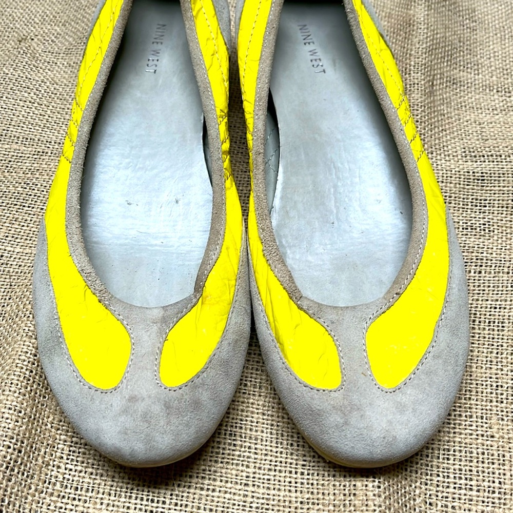 NINE WEST WOMEN’S US SIZE 9. TAUPE & YELLOW SLIP ONS.